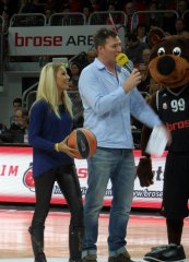Galeriebild Sümeyye als Ehrengast bei den Brose Baskets Bamberg