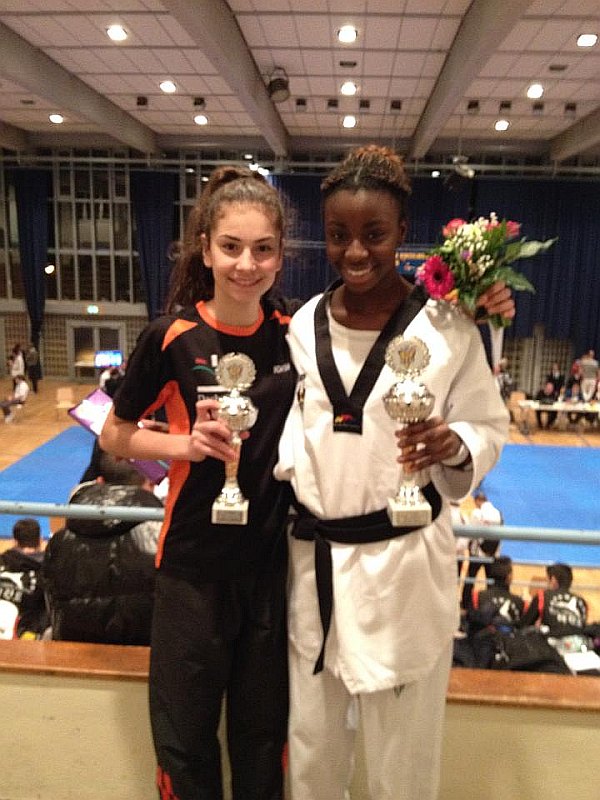 Deutsche Meisterschaft der Jugend A 2014 in Pforzheim - Ela Aydin und Rhonda Nat mit ihren Siegerpokalen