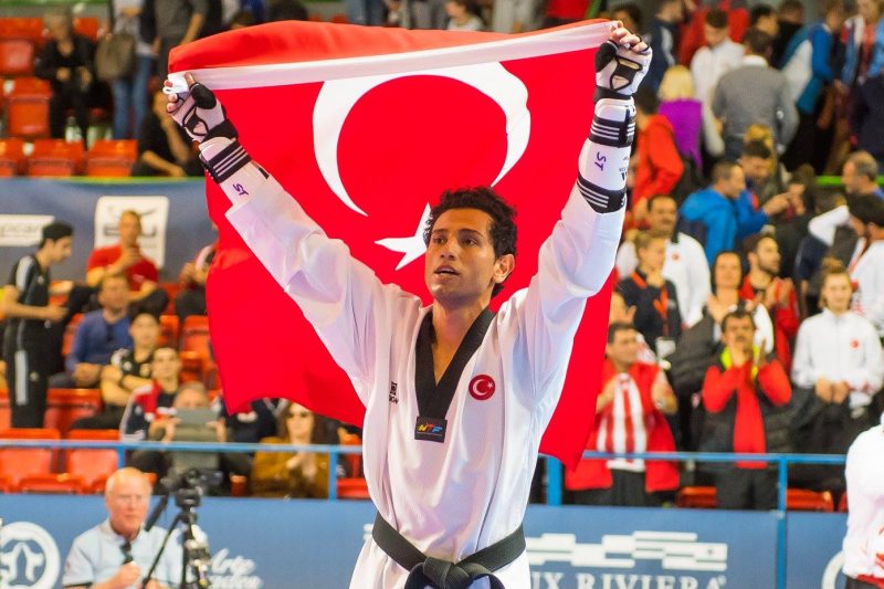 Europameisterschaft 2016 Montreux - Servet Tazegül mit der türkischen Fahne nach seinem Titelgewinn