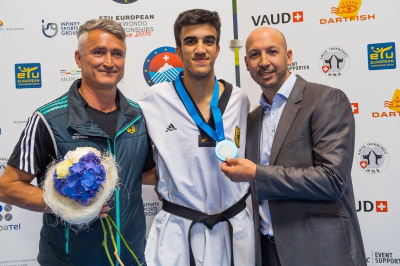 Europameisterschaft 2016 Montreux - Hamza Adnan Karim mit seiner Bronzemedaille sowie den Trainern Aziz Acharki und Georg Streif