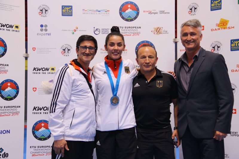 Europameisterschaft 2016 Montreux - Rabia Gülec mit ihrer Bronzemedaille und den Trainern Carlos Esteves, Özer Gülec und Georg Streif