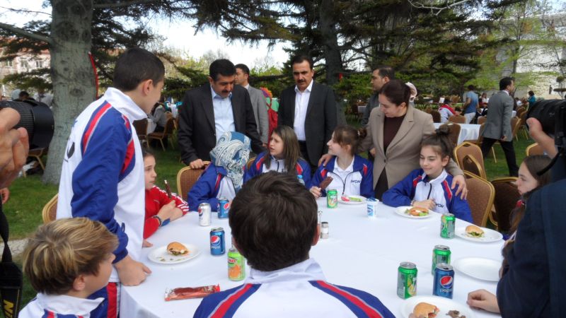 Internationales Kinderturnier Konya 2012 - Der Provinz-Gouverneur spricht mit dem BTU-Team