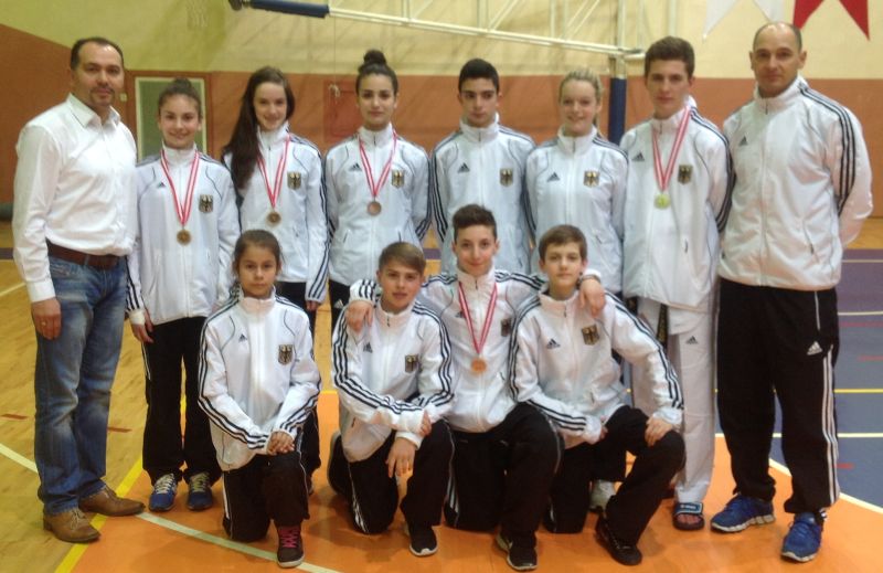 Internationales Kinderturnier Konya 2013 - DTU-Team mit Medaillen und Marco Scheiterbauer sowie Musa Cicek