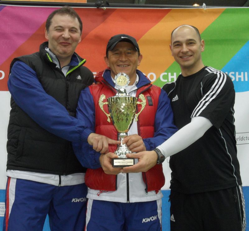 Internationales Kinderturnier Sindelfingen 2013 - Nurettin Yilmaz, Özer Gülec und Marco Scheiterbauer mit dem Siegerpokal für das BBS-Team