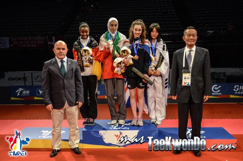 Jugend-(U18)-Weltmeisterschaft 2014 in Taipeh - Rhonda Nat bei der Siegerehrung mit Kimia Alizadeh, Leah Moorby und Soo-In Chae