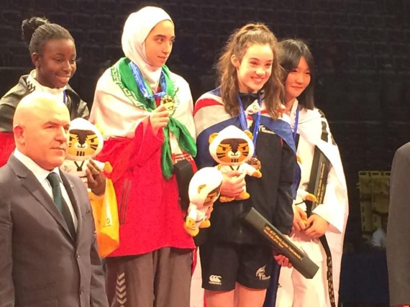 Jugend-(U18)-Weltmeisterschaft 2014 in Taipeh - Rhonda Nat bei der Siegerehrung mit Kimia Alizadeh, Leah Moorby und Soo-In Chae