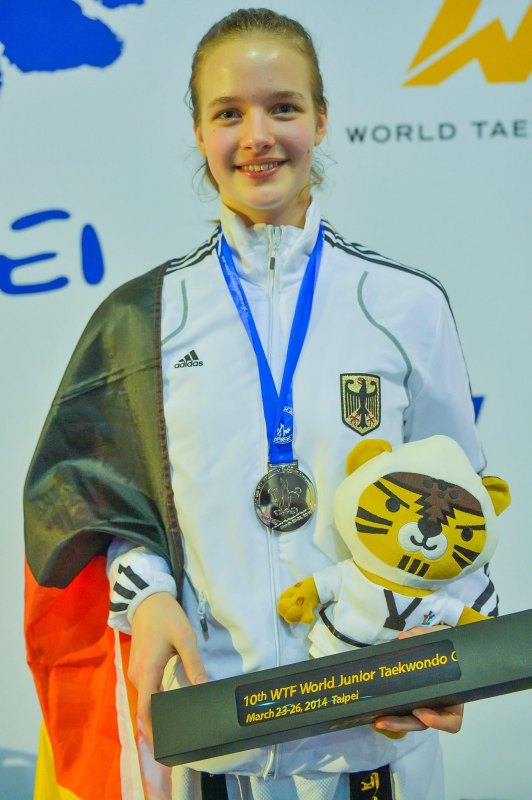 Jugend-(U18)-Weltmeisterschaft 2014 in Taipeh - Vanessa Körndl mit ihrer Silbermedaille