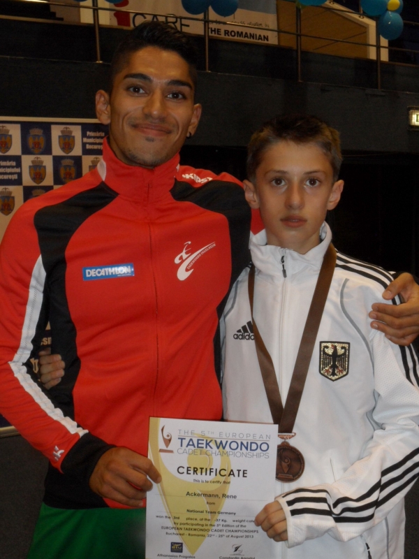 Kadetten-(U15)-Europameisterschaft 2013 in Bukarest - René Ackermann mit seiner Bronzemedaille und Vereinstrainer Sasan Dalirnejad