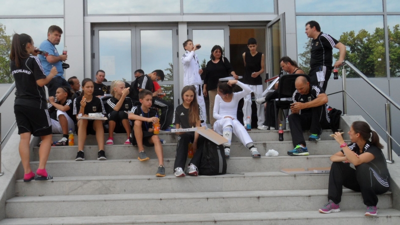 Kadetten-(U15)-Europameisterschaft 2013 in Bukarest - Das DTU-Team bei der Mittagspause auf der Halleneingangstreppe - Bild 01
