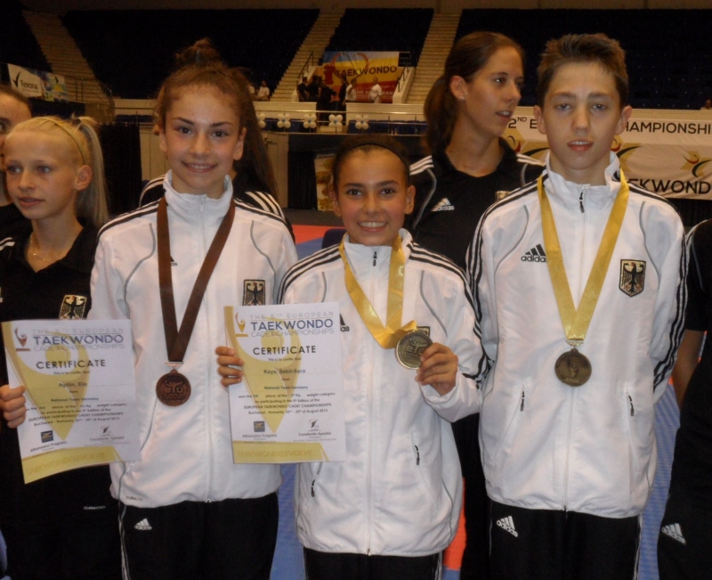 Kadetten-(U15)-Europameisterschaft 2013 in Bukarest - Ela Aydin, Sebil Sara Kaya und Frank Rüppel mit ihren Medaillen