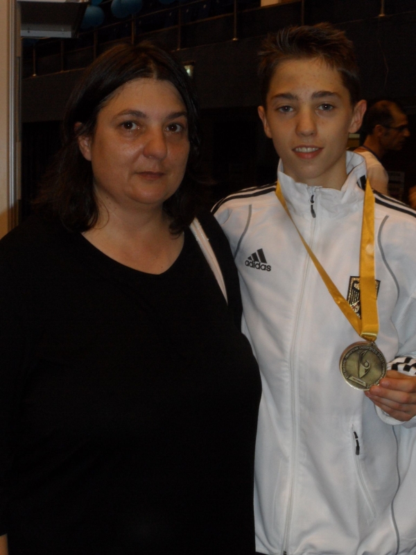 Kadetten-(U15)-Europameisterschaft 2013 in Bukarest - Frank Rüppel mit seiner Goldmedaille und seiner Mutter Claudia