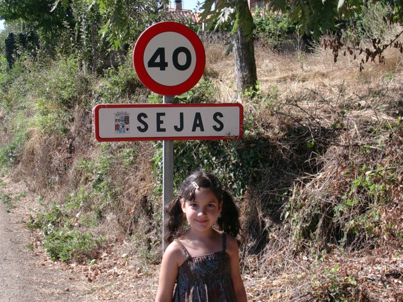 Chamutal Castaño vor dem Ortsschild von Zamora 2009