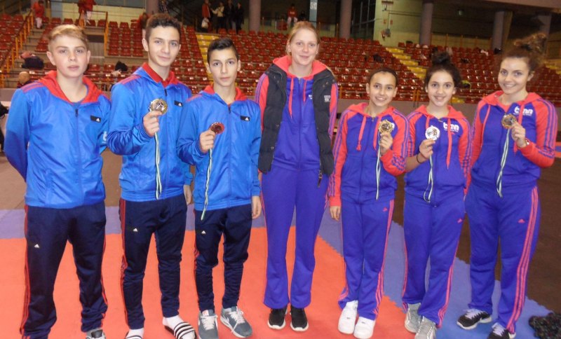 Team von Taekwondo Özer für die Open de Andalucía 2013 mit den Medaillen