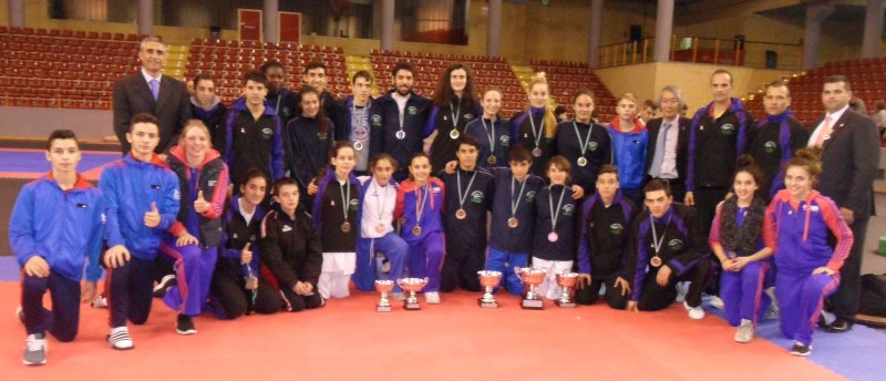 Das Team von Taekwondo Özer mit dem Team des Andalusischen Verbandes bei den Open de Andalucía 2013 in Córdoba