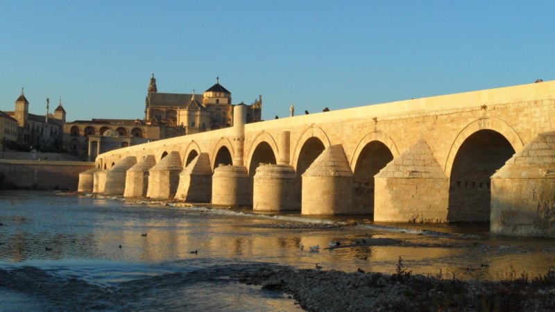 Blick von der Römischen Brücke auf die Mezquita-Catedral in Córdoba