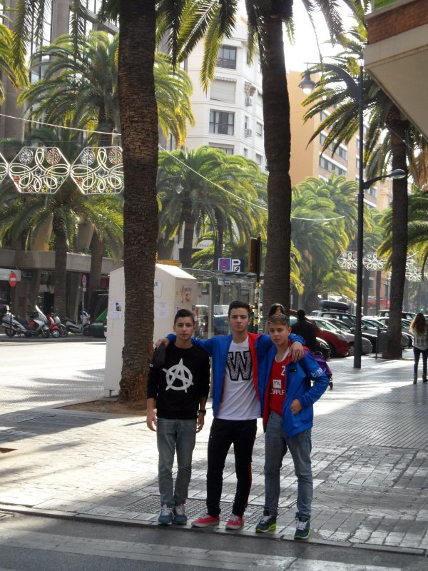 Yunus Emre Koca, Hasan Ahmed Koca und Kevin Rasch beim Spaziergang durch Málaga