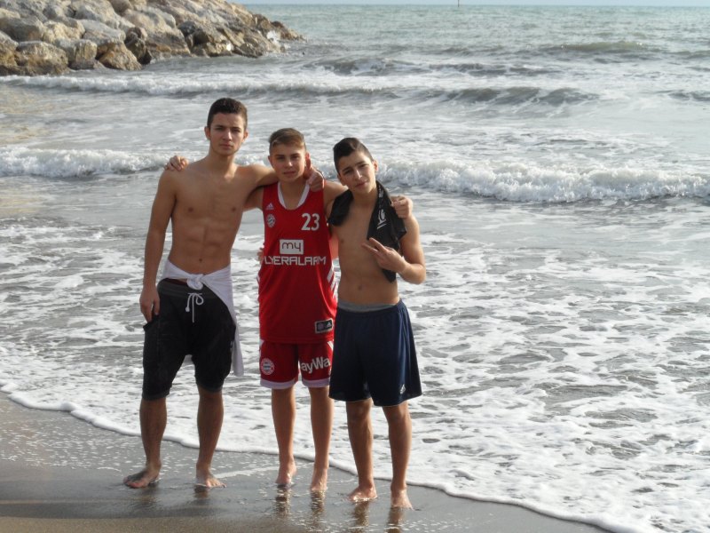 Hasan Ahmed Koca, Kevin Rasch und Yunus Emre Koca am Strand von Benalmádena