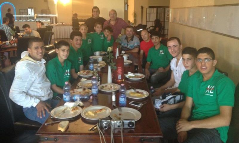 Team des Arab Sport Center aus Ostjerusalem beim Essen im Bodrum Palast
