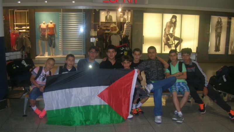 Team des Arab Sport Center aus Ostjerusalem am Flughafen