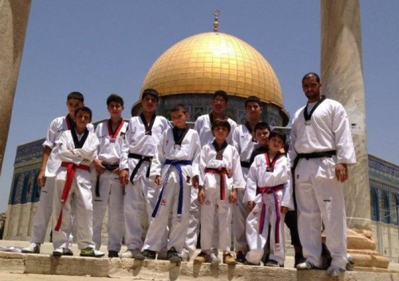 Mitglieder des Arab Sport Center aus Ostjerusalem vor dem Felsendom