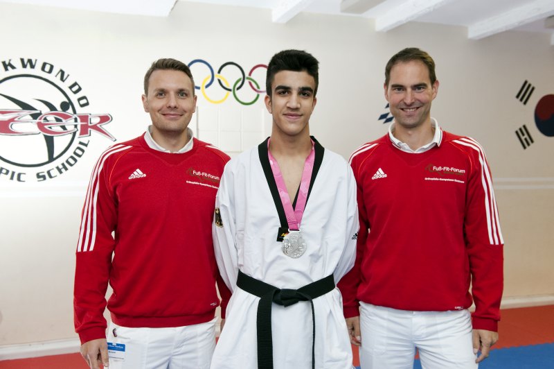 Qualifikationsturnier für die Olympischen Jugend-Spiele 2014 in Taipeh - Silber-Medaillengewinner Hamza Adnan Karim mit Dr. Markus Geßlein