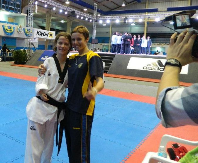 TKD Özer erfüllt ukrainischer Sportlerin den Traum von der Teilnahme an der Behinderten-WM - Viktoriia Marchuk mit ihrer Trainerin Yuliya Volkova nach einem ihrer Wettkämpfe bei der Behinderten-WM - Bild 02