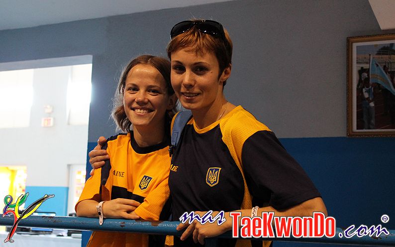TKD Özer erfüllt ukrainischer Sportlerin den Traum von der Teilnahme an der Behinderten-WM - Viktoriia Marchuk mit ihrer Trainerin Yuliya Volkova bei der Behinderten-WM in Aruba