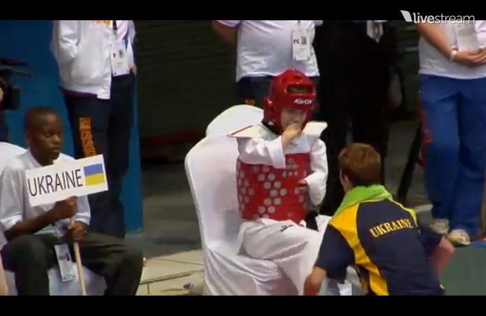 TKD Özer erfüllt ukrainischer Sportlerin den Traum von der Teilnahme an der Behinderten-WM - Viktoriia Marchuk mit ihrer Trainerin Yuliya Volkova in einer Rundenpause bei der Behinderten-WM