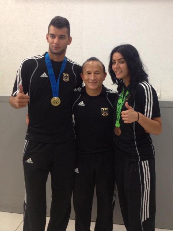 Tahir, Rabia und Özer Gülec mit den beiden WM-Medaillen