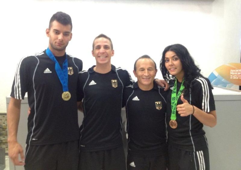 Tahir und Rabia Gülec mit ihren WM-Medaillen mit Özer Gülec und Daniel Manz