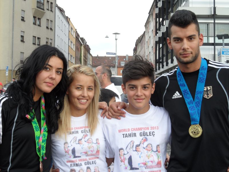 Tahir und Rabia Gülec mit ihren WM-Medaillen mit Sümeyye und Malik Gülec