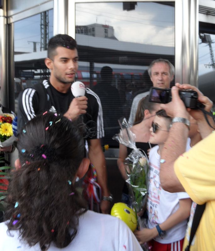 Tahir Gülec im Gespräch mit der Presse bei seiner Ankunft in Nürnberg nach seinem WM-Titel