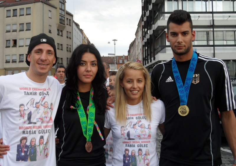 Vereinswechsel - TKD Özer begrüßt Daniel Manz - Daniel Manz mit seiner Frau Sümeyye und den WM-Heimkehrern Rabia und Tahir Gülec mit ihren WM-Medaillen