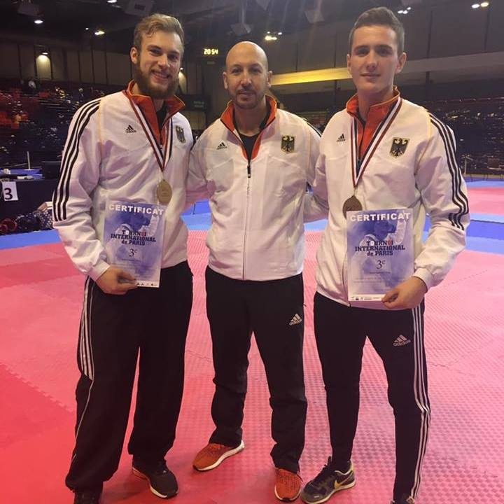Vereinswechsel - Wir begrüßen Andreas Tausch als neues Vereinsmitglied von Taekwondo Özer - Andreas Tausch mit Cem Ünlüsoy und Aziz Acharki