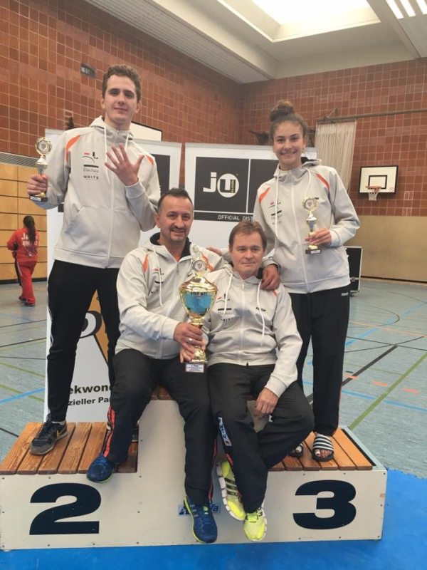 Vereinswechsel - Wir begrüßen Andreas Tausch als neues Vereinsmitglied von Taekwondo Özer - Andreas Tausch und Ela Aydin mit ihren DM-Pokalen sowie ihren Trainern Demirhan Aydin und Reinhard Langer